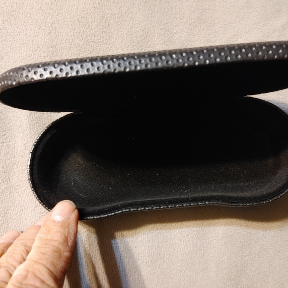 Guess Brand Eyeware Case - Picture 4 of 4
